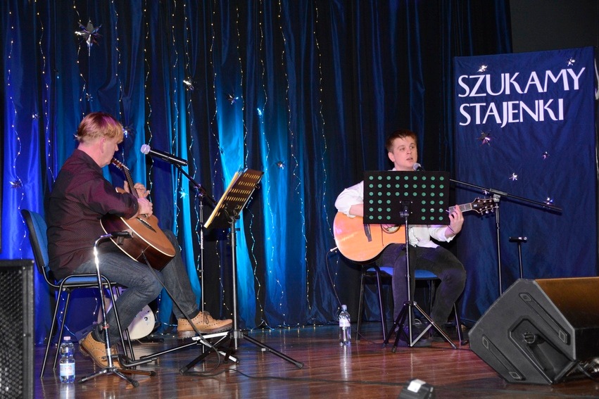 Ojciec i Syn na Scenie Miejskiej Biblioteki Publicznej w Ciechanowcu: Koncert “Szukamy stajenki”